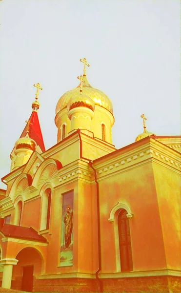 Igreja Ortodoxa Com Cúpulas Brilhantes Contra Fundo Céu Azul Sem — Fotografia de Stock