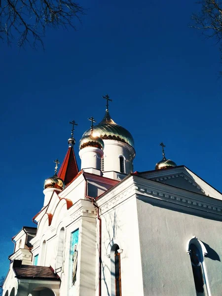 Église Orthodoxe Avec Des Dômes Brillants — Photo