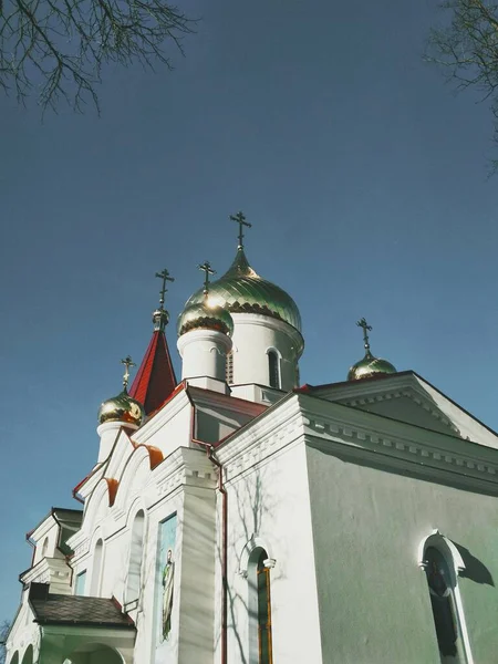 具有闪亮圆顶的东正教教堂 — 图库照片