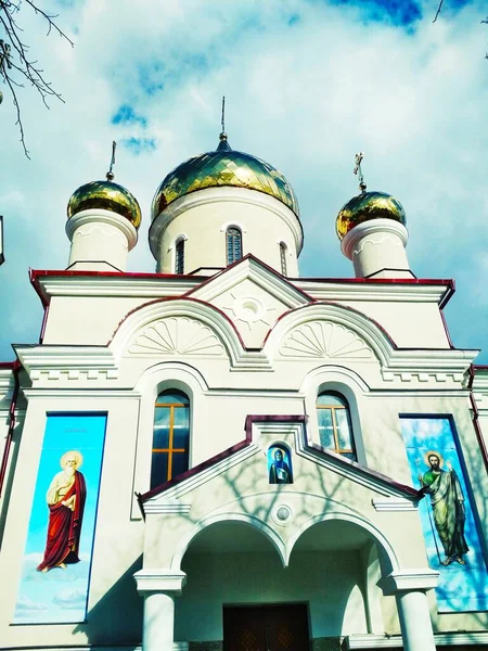 Orthodoxe Kerk Met Glanzende Koepels — Stockfoto