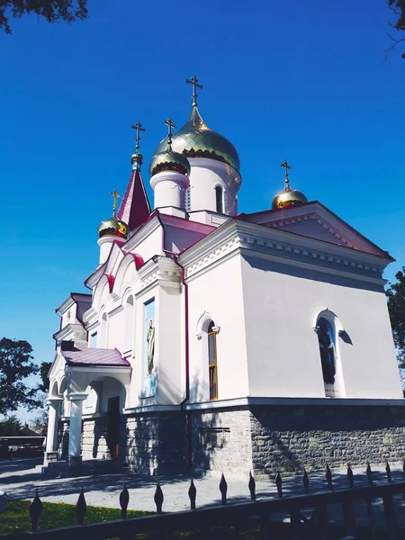 Orthodoxe Kirche Mit Leuchtenden Kuppeln — Stockfoto