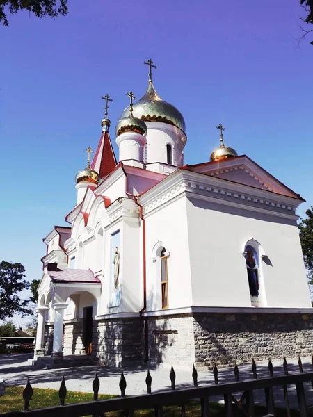 Église Orthodoxe Avec Des Dômes Brillants — Photo