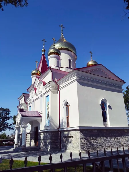 Église Orthodoxe Avec Des Dômes Brillants — Photo