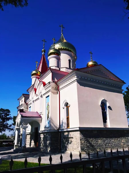 具有闪亮圆顶的东正教教堂 — 图库照片
