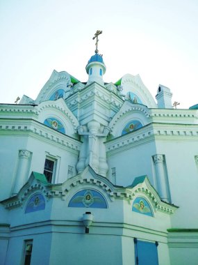 Parlayan güneşin arka planına karşı Ortodoks tapınağı 