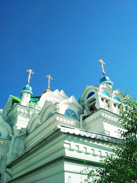 Mavi bulutsuz gökyüzünün arka planına karşı Ortodoks tapınağı 