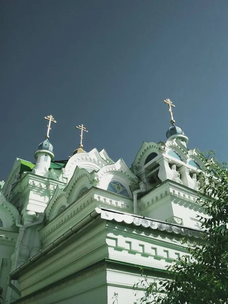 Templo Ortodoxo Sobre Fondo Del Cielo Azul Sin Nubes —  Fotos de Stock