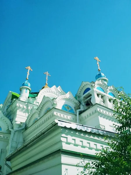 Orthodoxer Tempel Vor Dem Hintergrund Des Blauen Wolkenlosen Himmels — Stockfoto