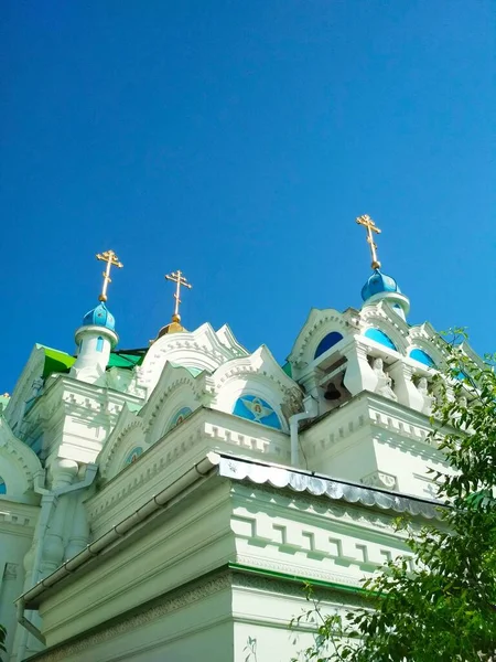 Mavi bulutsuz gökyüzünün arka planına karşı Ortodoks tapınağı 