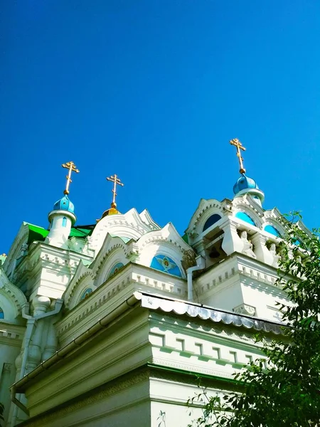 Mavi bulutsuz gökyüzünün arka planına karşı Ortodoks tapınağı 