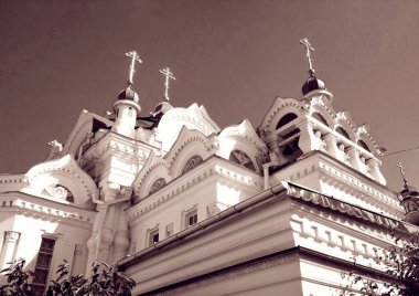 Mavi bulutsuz gökyüzünün arka planına karşı Ortodoks tapınağı 