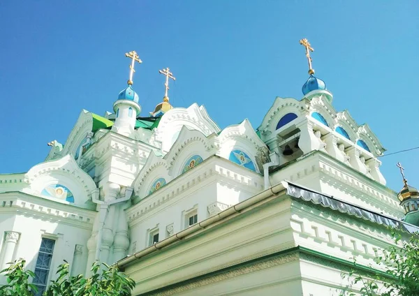 Tempio Ortodosso Sullo Sfondo Del Cielo Blu Senza Nuvole — Foto Stock