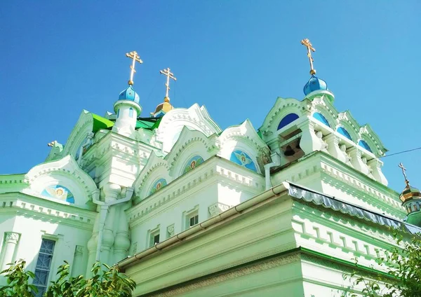 Tempio Ortodosso Sullo Sfondo Del Cielo Blu Senza Nuvole — Foto Stock