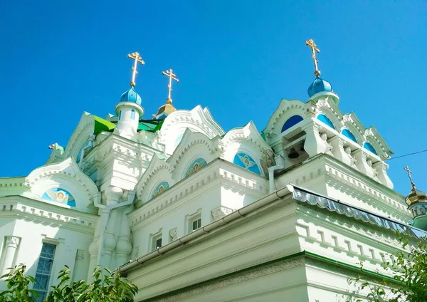 Tempio Ortodosso Sullo Sfondo Del Cielo Blu Senza Nuvole — Foto Stock