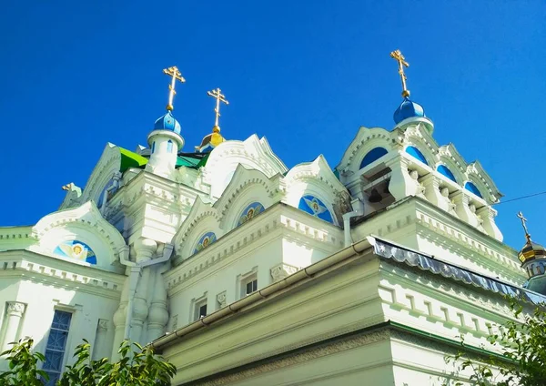 Tempio Ortodosso Sullo Sfondo Del Cielo Blu Senza Nuvole — Foto Stock