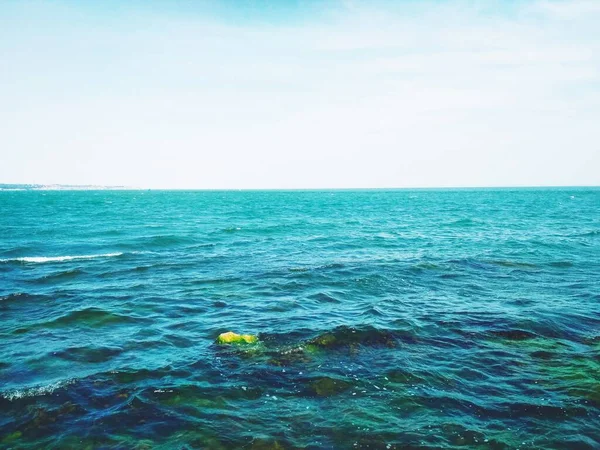 Κυματιστή Μαύρη Θάλασσα Μερικές Υποβρύχιες Πέτρες — Φωτογραφία Αρχείου