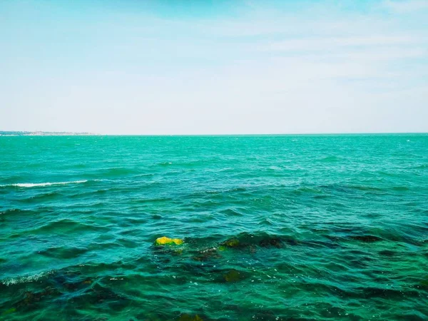 Ondulado Mar Negro Con Algunas Piedras Bajo Agua —  Fotos de Stock