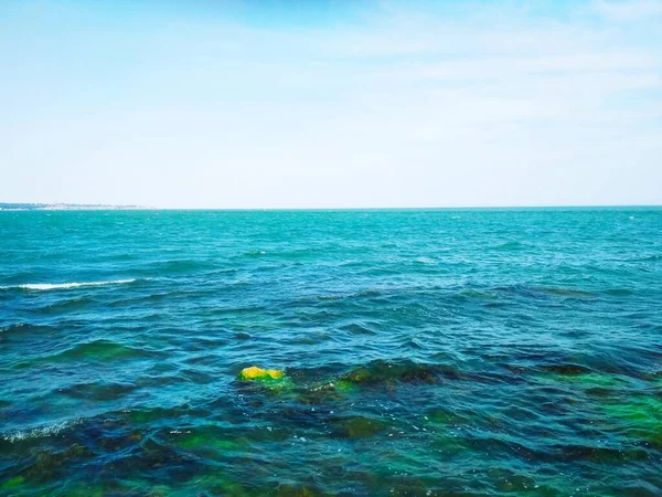 Ondulado Mar Negro Con Algunas Piedras Bajo Agua —  Fotos de Stock