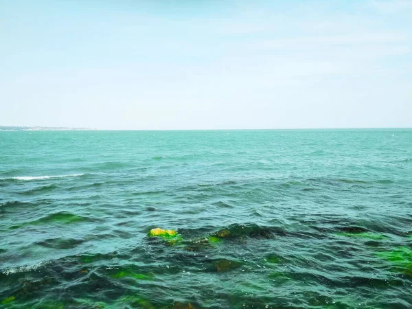 Ondulado Mar Negro Con Algunas Piedras Bajo Agua — Foto de Stock