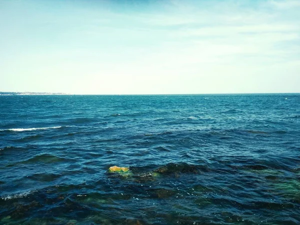 Mer Noire Ondulée Avec Quelques Pierres Sous Marines — Photo