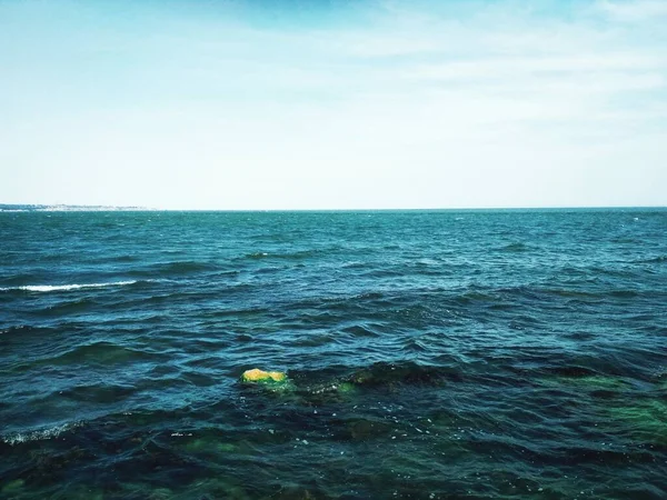 Ondulado Mar Negro Con Algunas Piedras Bajo Agua —  Fotos de Stock