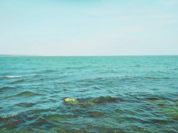 Ondulado Mar Negro Con Algunas Piedras Bajo Agua — Foto de Stock