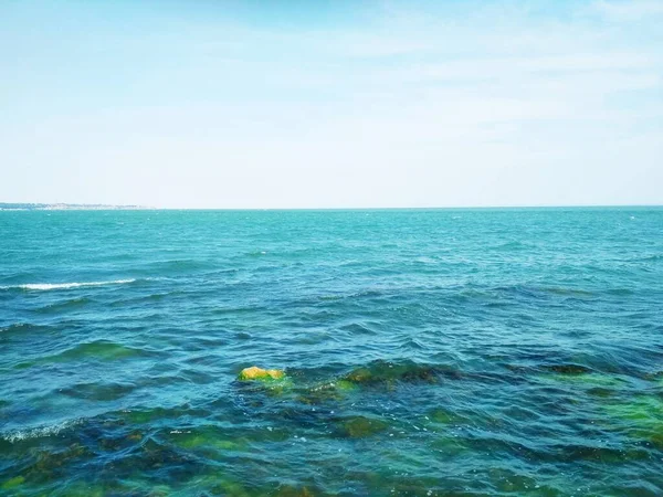 Golvende Zwarte Zee Met Enkele Onderwaterstenen — Stockfoto