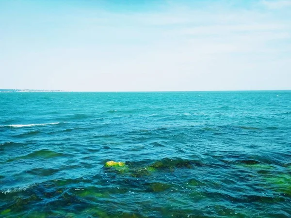 Mer Noire Ondulée Avec Quelques Pierres Sous Marines — Photo