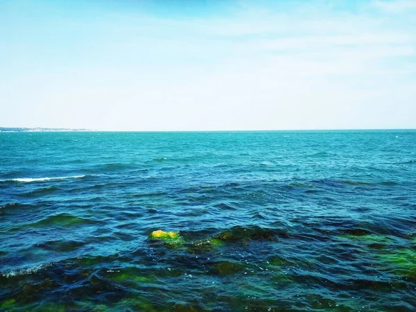 Mar Negro Ondulado Com Algumas Pedras Subaquáticas — Fotografia de Stock