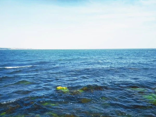 Ondulado Mar Negro Con Algunas Piedras Bajo Agua — Foto de Stock