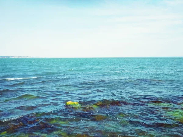 Golvende Zwarte Zee Met Enkele Onderwaterstenen — Stockfoto
