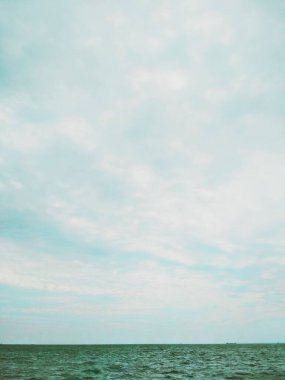 Fırtınalı Karadeniz bulutlu gökyüzünün arka planına karşı 