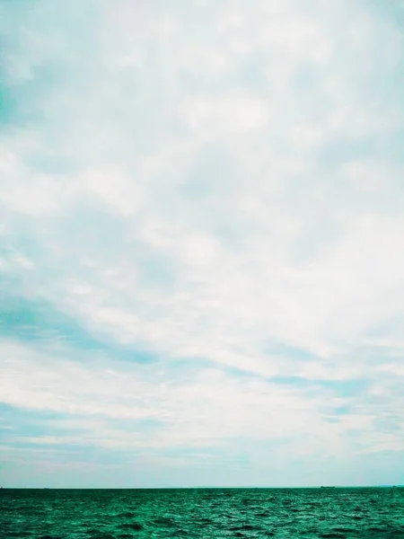 Mar Negro Tempestuoso Sobre Fondo Del Cielo Nublado — Foto de Stock