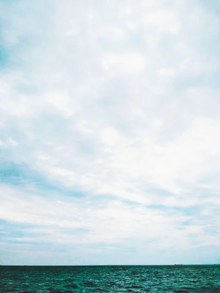 Bouřlivé Černé Moře Pozadí Oblačné Oblohy — Stock fotografie