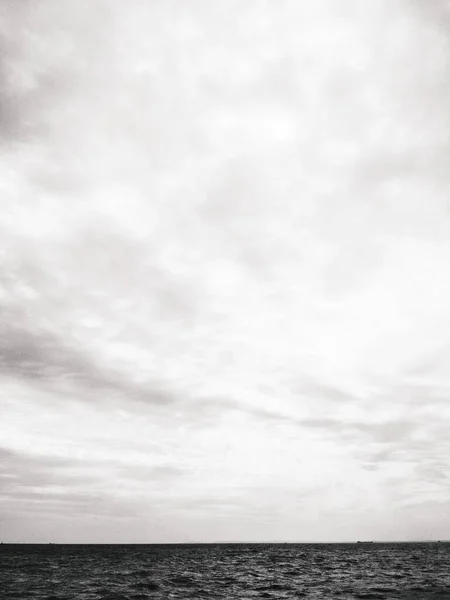Штормовое Черное Море Фоне Облачного Неба — стоковое фото
