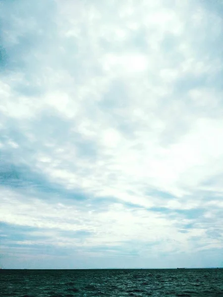 Stormiga Svarta Havet Mot Bakgrund Molnig Himmel — Stockfoto