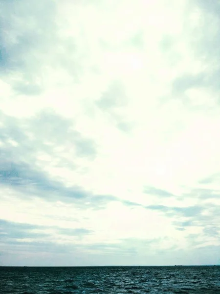 Mar Negro Tempestuoso Sobre Fondo Del Cielo Nublado —  Fotos de Stock