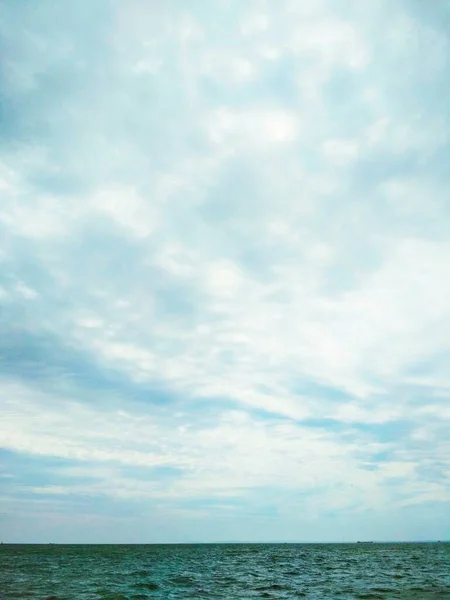 Stormiga Svarta Havet Mot Bakgrund Molnig Himmel — Stockfoto