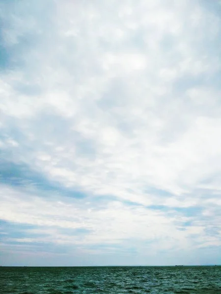 Stormiga Svarta Havet Mot Bakgrund Molnig Himmel — Stockfoto