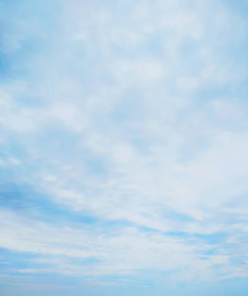 Obloha Pokrytá Měkkými Cirrovými Mraky — Stock fotografie