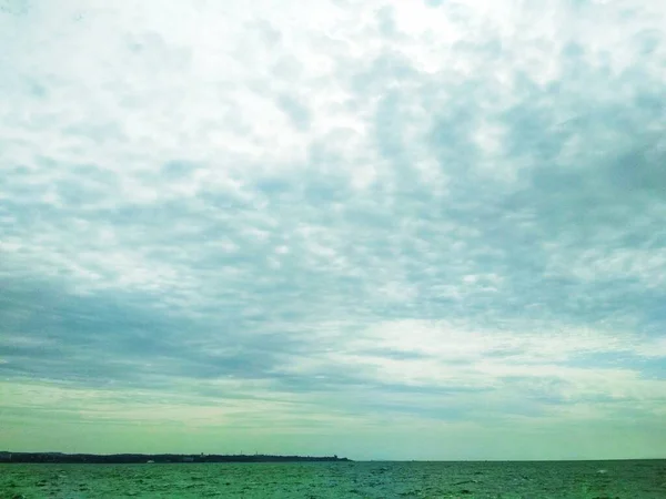 Stürmisches Schwarzes Meer Vor Dem Hintergrund Stürmisch Bewölkten Himmels — Stockfoto