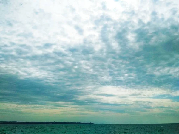 Stürmisches Schwarzes Meer Vor Dem Hintergrund Stürmisch Bewölkten Himmels — Stockfoto