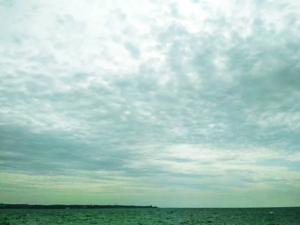 Stormiga Svarta Havet Mot Bakgrund Stormiga Molnig Himmel — Stockfoto