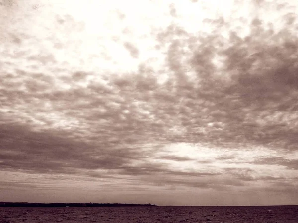 Mar Negro Tempestuoso Contra Fondo Del Cielo Nublado Tormentoso — Foto de Stock