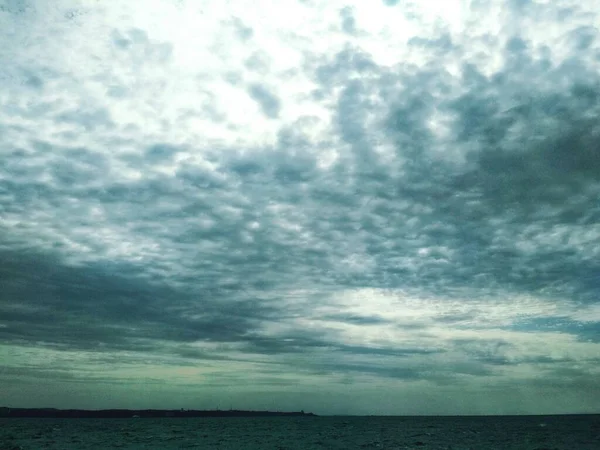 Mar Negro Tempestuoso Contra Fundo Céu Nublado Tempestuoso — Fotografia de Stock