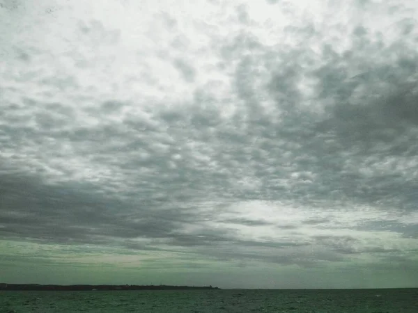Stormachtige Zwarte Zee Tegen Achtergrond Van Stormachtige Bewolkte Lucht — Stockfoto
