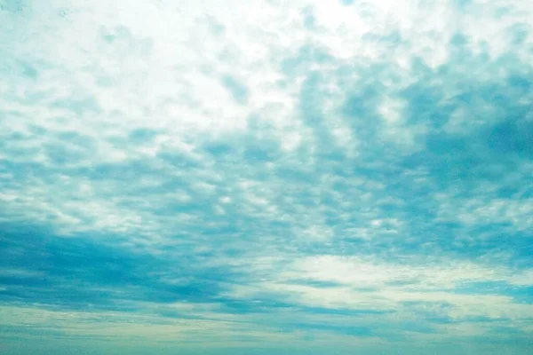 天空覆盖着柔和的卷云 — 图库照片