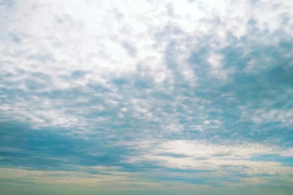 Gökyüzü Yumuşak Sirrus Bulutlarıyla Kaplı — Stok fotoğraf