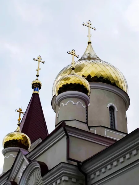 Cerkiew Złotymi Świecącymi Kopułami — Zdjęcie stockowe