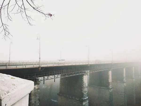 退屈な冬の日に峡谷を渡る橋 Kamenets Podolsky ウクライナ — ストック写真